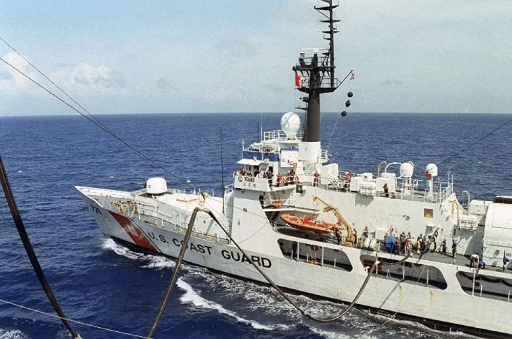 Một trong những trọng trách chính của tàu USCGC John Midgett khi còn phục vụ không mệt mỏi trong tuần duyên Mỹ đó là bảo vệ an ninh nội địa Mỹ, tìm kiếm, ngăn chặn các hành động buôn lậu, nhập cảnh hoặc xuất cảnh trái phép bằng đường biển. Nguồn ảnh: Pinterest.