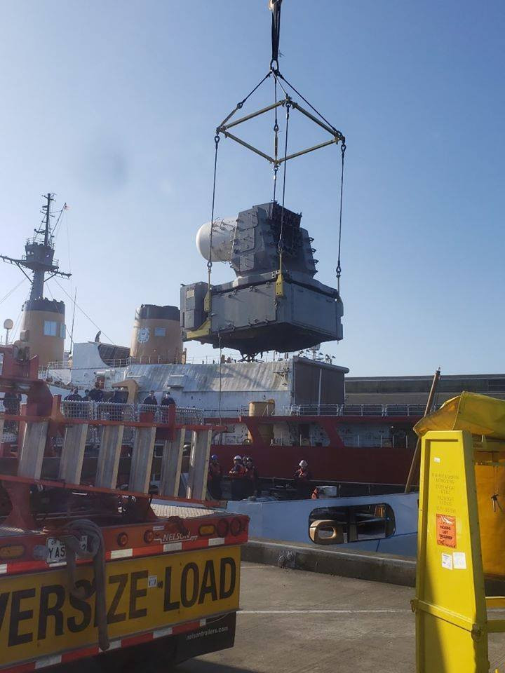 Nhiều thông tin được truyền thông quốc tế cho biết, rất có khả năng sau khi được tháo bỏ vũ khí và radar, tàu tuần duyên USCGC John Midgett sẽ được Mỹ bàn giao cho phía Việt Nam. Nguồn ảnh: TL.