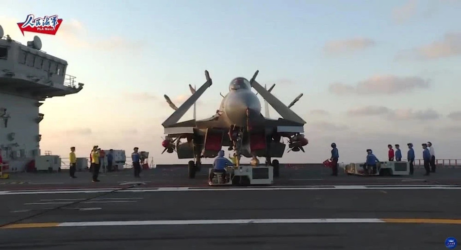Giống như mọi tiêm kích hạm khác, J-15 cũng được thiết kế với khả năng gập cánh để tiết kiệm diện tích khi lưu trữ trên tàu sân bay. Nguồn ảnh: Sina.