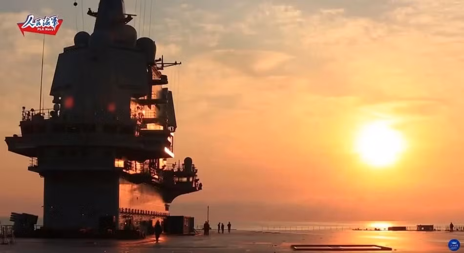 Tàu sân bay Sơn Đông chính thức được nhập biên Hải quân Trung Quốc từ tháng 12/2019 sau khi trải qua 9 đợt thử nghiệm trên biển. Nguồn ảnh: Sina.