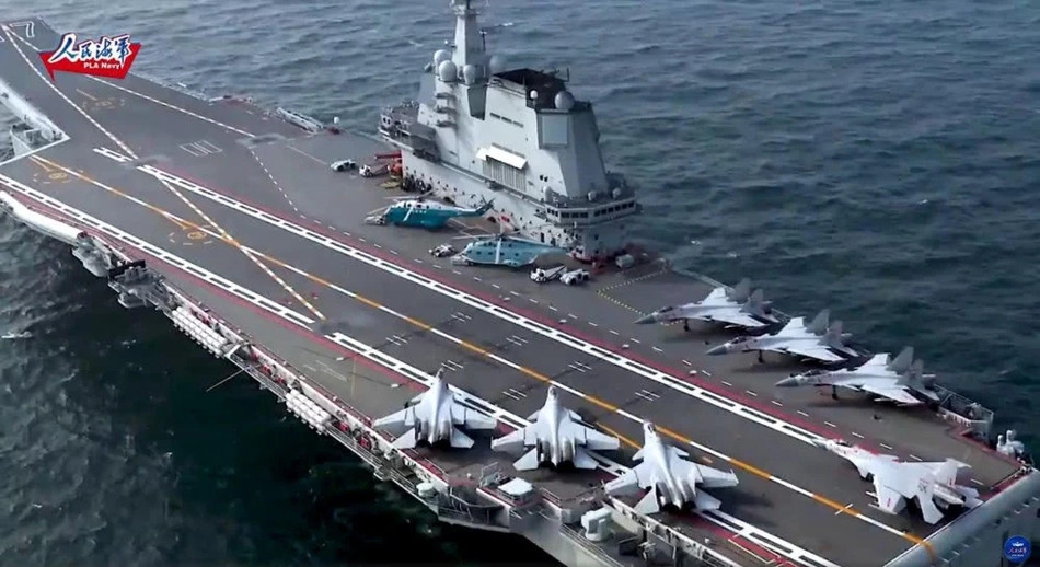 Boong tàu sân bay Sơn Đông với 7 chiến đấu cơ J-15 - loại tiêm kích hạm duy nhất của Trung Quốc hiện nay cùng hai trực thăng vận tải đa năng Z-18. Nguồn ảnh: Sina.
