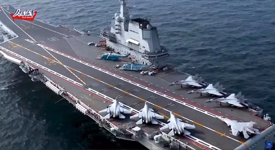 Boong tàu sân bay Sơn Đông với 7 chiến đấu cơ J-15 - loại tiêm kích hạm duy nhất của Trung Quốc hiện nay cùng hai trực thăng vận tải đa năng Z-18. Nguồn ảnh: Sina.