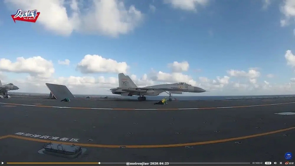 Trong đó, chủ lực là những tiêm kích J-15 với quân số tổng cộng 36 chiếc. Trực thăng Z-18 tối đa 8 chiếc làm nhiệm vụ vận tải. Với trực thăng Z-9 là bốn chiếc, nhiệm vụ chủ yếu là vận chuyển sĩ quan qua lại giữa tàu sân bay và các khu trục hạm hộ tống. Nguồn ảnh: Sina.