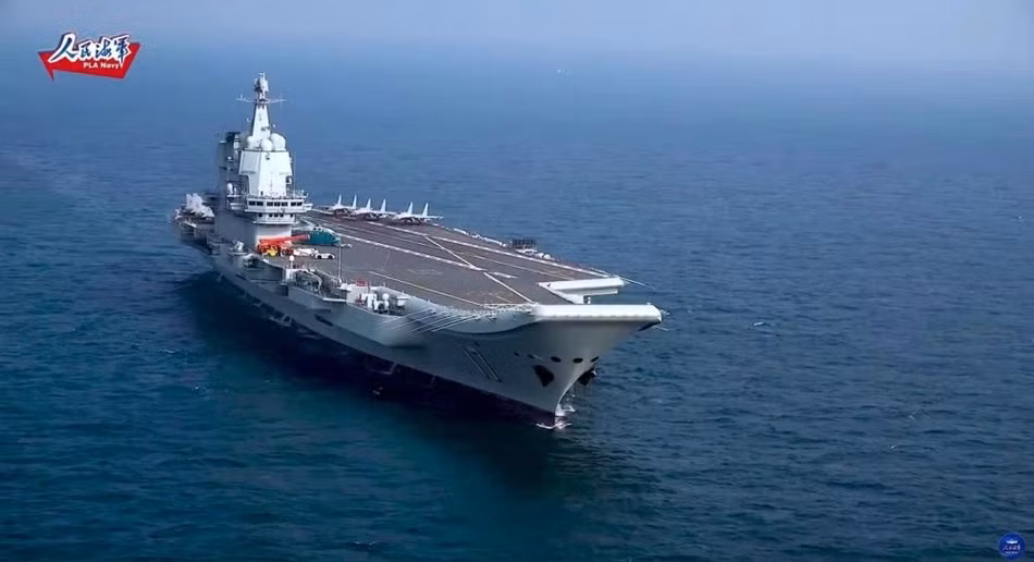 Trên lý thuyết, tối đa hàng không mẫu hạm Sơn Đông có khả năng mang theo 50 chiến đấu cơ, máy bay và trực thăng các loại bao gồm tiêm kích J-15, trực thăng vận tải Z-18 và trực thăng VIP Z-9. Nguồn ảnh: Sina.