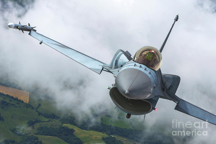 F-16 có tốc độ tối đa gần như tương đương với MiG-29. Tuy nhiên khả năng mang vác vũ khí của F-16 có phần hơi thua thiệt khi nó chỉ mang theo được một khẩu pháo 20mm cùng với 8 giá treo cứng dưới bụng cùng 7,7 tấn vũ khí. Nguồn ảnh: BI.