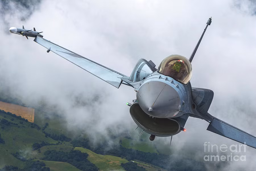 F-16 có tốc độ tối đa gần như tương đương với MiG-29. Tuy nhiên khả năng mang vác vũ khí của F-16 có phần hơi thua thiệt khi nó chỉ mang theo được một khẩu pháo 20mm cùng với 8 giá treo cứng dưới bụng cùng 7,7 tấn vũ khí. Nguồn ảnh: BI.