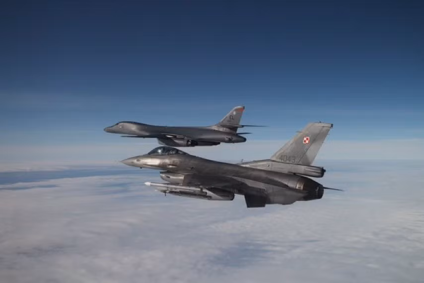 Sáng 11/5/2020, một máy bay ném bom chiến lược B-1B Lancer của Mỹ đã bay qua không phận Warsaw - thủ đô của Ba Lan dưới sự hộ tống của cặp đôi "kỳ phùng địch thủ" MiG-29 và F-16. Nguồn ảnh: BI.