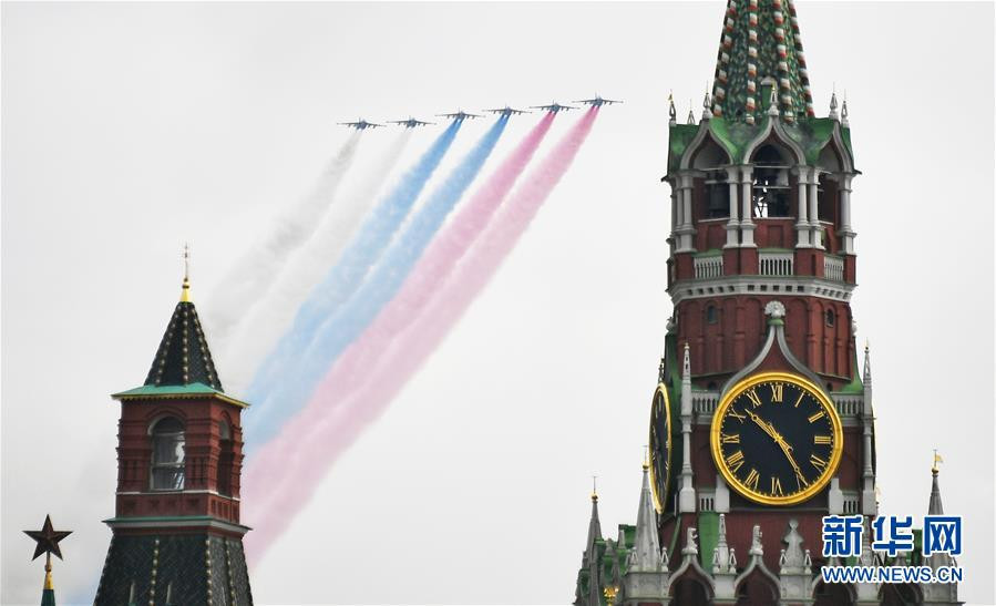 Đội hình 6 cường kích cơ Su-25 sẽ làm nhiệm vụ vẽ quốc kỳ của Liên bang Nga lên bầu trời Moscow với mỗi vệt màu được phun ra bởi hai chiếc Su-25. Nguồn ảnh: News.