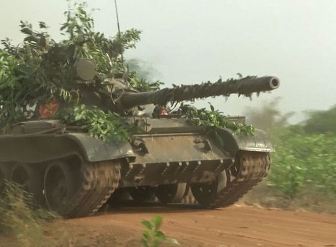 Việc nâng cấp các xe tăng T-54/55 đời cũ cũng được ta ưu tiên, mang lại sức chiến đấu tốt cho loại xe tăng tuổi đời cao này, đảm bảo có thể vận hành, tác chiến và hiệp đồng hiệu quả với những xe tăng hiện đại được ta nhập biên sau này. Nguồn ảnh: TL.