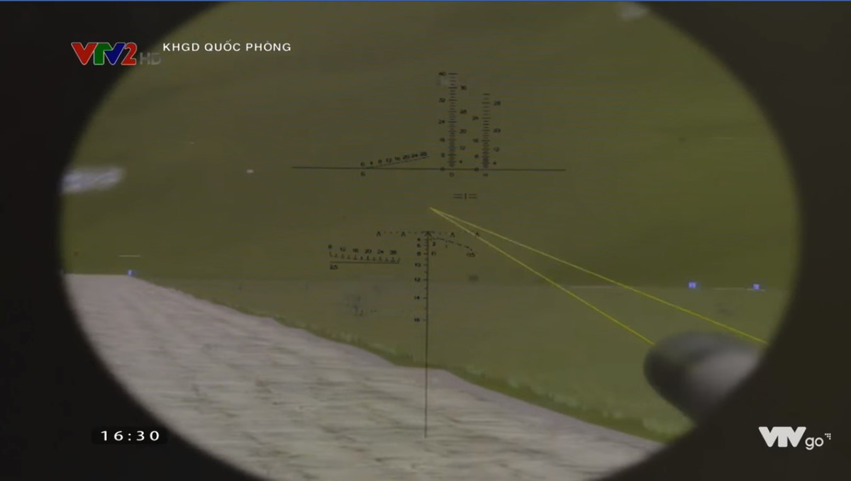 Đường ngắm của hệ thống mô phỏng chiến đấu được thiết kế khá tương đồng với hệ thống ngắm quang học được sử dụng trên xe tăng T-72, sử dụng chiều cao của mục tiêu để xác định khoảng cách bằng mắt thường. Nguồn ảnh: VTV2.