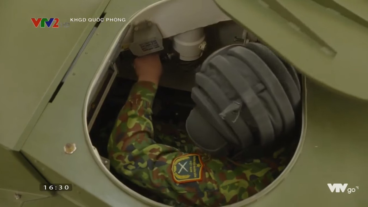 Hệ thống bao gồm máy tính xử lý dữ liệu cùng một khoang lái mô phỏng khoang chiến đấu của xe tăng. Từ bên trong khoang lái mô phỏng này, người lính có thể tiêu diệt mục tiêu của đối phương hoặc... bị tiêu diệt để tìm ra những bài học, kinh nghiệm quý giá. Nguồn ảnh: VTV2.