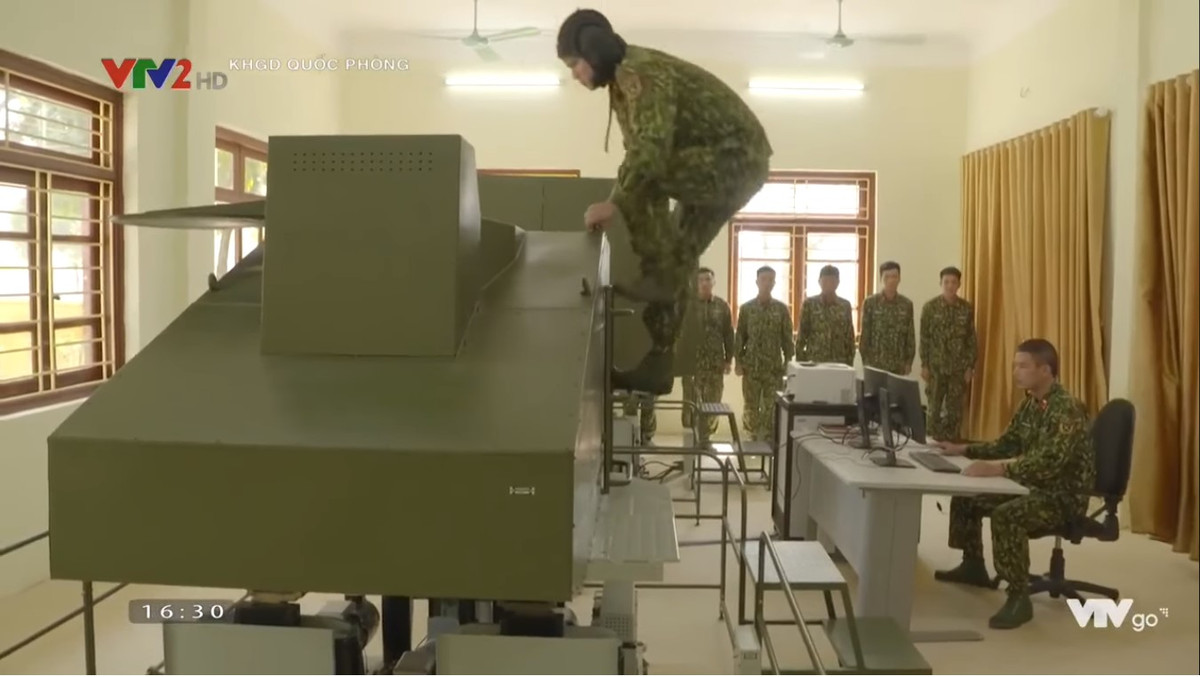 Hệ thống này được xây dựng để huấn luyện cho kíp chiến đấu có môi trường tác chiến ảo trực quan, qua đó học được những kinh nghiệm quý báu mà chỉ trong thực chiến mới có. Nguồn ảnh: VTV2.