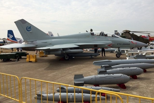 Máy bay huấn luyện chiến đấu FTC-2000 - thậm chí còn được nhiều tài liệu gọi là... máy bay chiến đấu đa năng được Trung Quốc đưa vào sản xuất từ năm 2008 và được trang bị trong Không quân Trung Quốc bắt đầu từ năm 2011. Nguồn ảnh: BMDP.