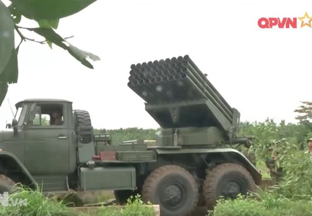 Ngoài khả năng công phá ghê gớm, BM-21 còn đánh thẳng vào tâm lý của đối phương, những trận pháo phản lực liên tục kéo dài hàng tiếng đồng hồ đủ sức bẻ gẫy ý chí chiến đấu của mọi người lính gan dạ nhất. Nguồn ảnh: QPVN.