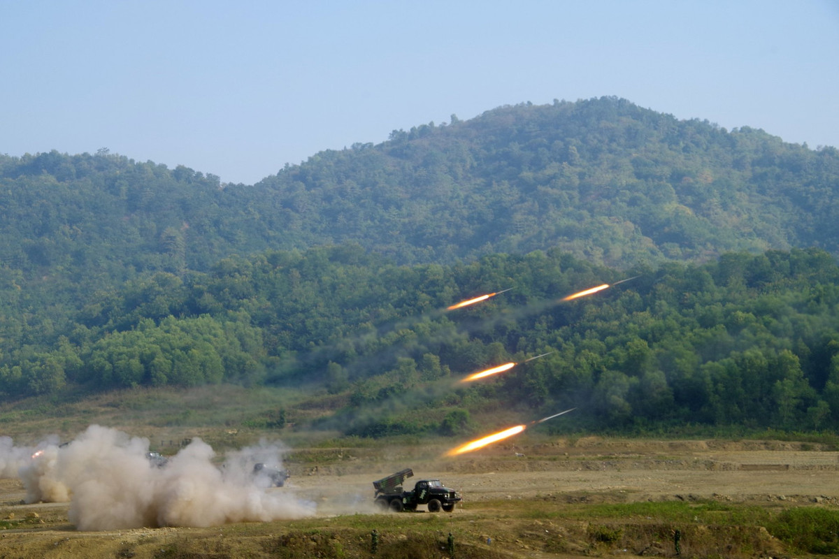 Có thể khẳng định, BM-21 không phải là loại hoả lực có độ chính xác cao. 40 ống phóng cỡ nòng 122mm của nó không tỏ ra hiệu quả khi bắn phá một mục tiêu cố định kích thước nhỏ nào đó như công sự, hầm hào hay nhà cửa. Nguồn ảnh: BQK7.