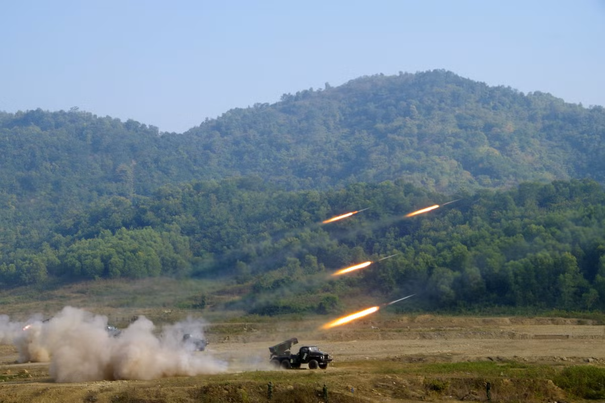 Có thể khẳng định, BM-21 không phải là loại hoả lực có độ chính xác cao. 40 ống phóng cỡ nòng 122mm của nó không tỏ ra hiệu quả khi bắn phá một mục tiêu cố định kích thước nhỏ nào đó như công sự, hầm hào hay nhà cửa. Nguồn ảnh: BQK7.