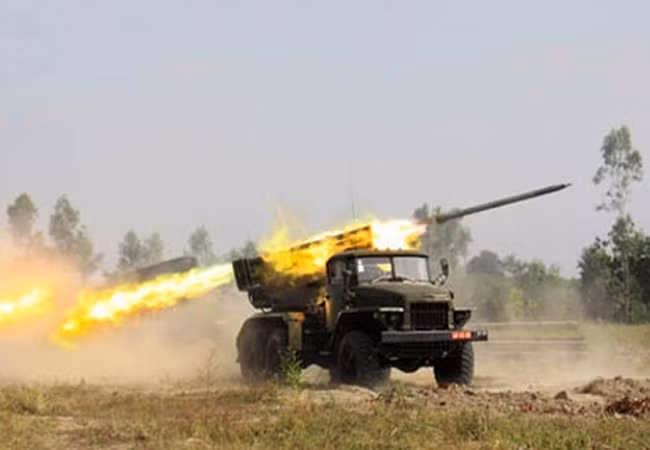 Với sự phát triển của khoa học kỹ thuật ngày nay, thậm chí đạn pháo phản lực BM-21 còn được trang bị hệ thống đầu dò thông minh, cho phép tăng cao độ chính xác nhưng vẫn đảm bảo được mức công phá vùi dập cực kỳ nguy hiểm của loại vũ khí này. Nguồn ảnh: BQK7.