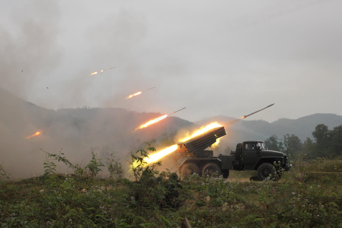 Trên lý thuyết, mỗi tiểu đoàn pháo phản lực phóng loạt BM-21 có thể đồng loạt bắn tới 720 viên đạn trong 20 giây vào một mục tiêu diện rộng ở cự ly 40 km. Nếu hiệp đồng tốt, đây sẽ là khoảng thời gian vàng để bộ binh ta áp sát tiêu diệt những cụm hoả lực của đối phương bằng các loại vũ khí khác chính xác hơn. Nguồn ảnh: BQK7.