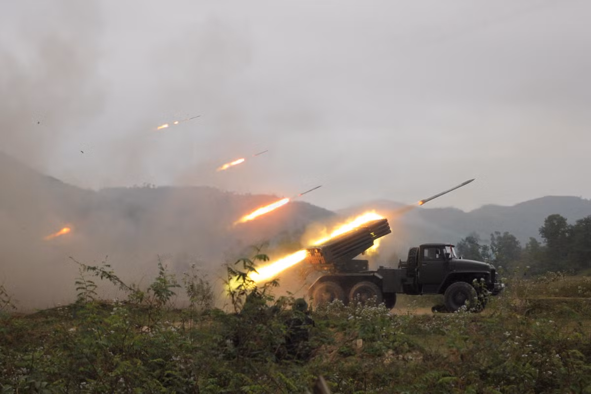 Trên lý thuyết, mỗi tiểu đoàn pháo phản lực phóng loạt BM-21 có thể đồng loạt bắn tới 720 viên đạn trong 20 giây vào một mục tiêu diện rộng ở cự ly 40 km. Nếu hiệp đồng tốt, đây sẽ là khoảng thời gian vàng để bộ binh ta áp sát tiêu diệt những cụm hoả lực của đối phương bằng các loại vũ khí khác chính xác hơn. Nguồn ảnh: BQK7.