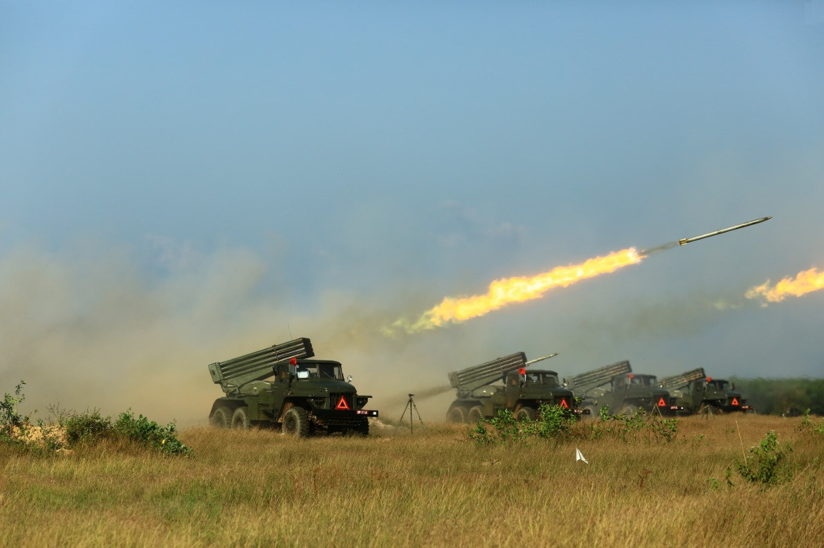 Chính nhờ nhược điểm "độ chính xác không cao", mỗi viên đạn rocket của BM-21 khi phóng ra sẽ có điểm rơi không hề giống nhau, khiến đối phương chỉ biết nằm bẹp trong hầm hào, không thể ngóc đầu lên được vì không thể đoán trước được khu vực ảnh hưởng của loại hoả lực này. Nguồn ảnh: BQK7.