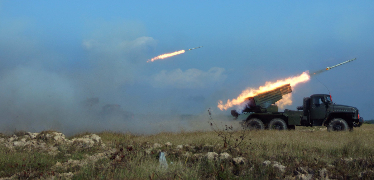 Mặc dù vậy, BM-21 lại đặc biệt hiệu quả khi có khả năng gây thiệt hại cho đối phương trên diện rộng, bao trùm bộ binh đối phương trong hoả lực mang tính vùi dập. Nguồn ảnh: BQK7.