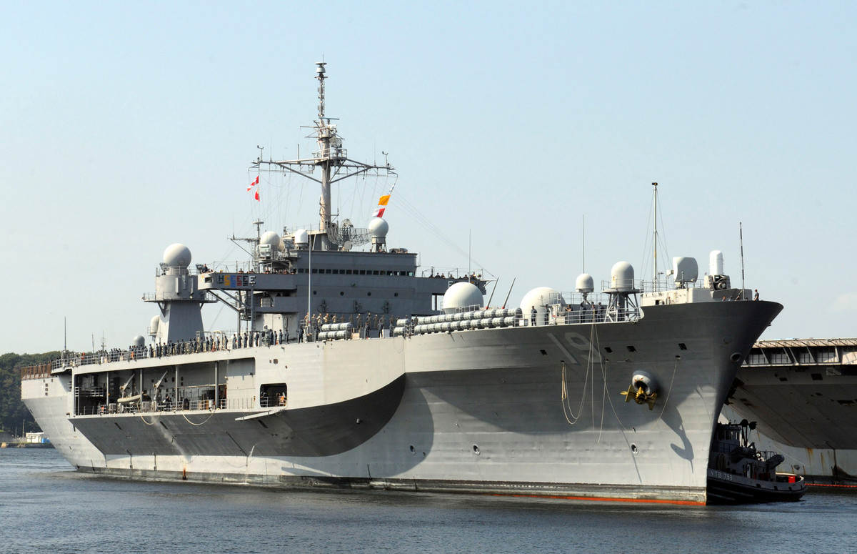 Đây là một kỷ lục được chính kỳ hạm này lập lên từ thời Chiến tranh Việt Nam. Sở dĩ kỳ hạm USS Blue Ridge phải thực hiện hải trình dài tới như vậy là do vấn đề dịch bệnh COVID-19 lây lan diện rộng trong Hải quân Mỹ. Nguồn ảnh: Pinterest.