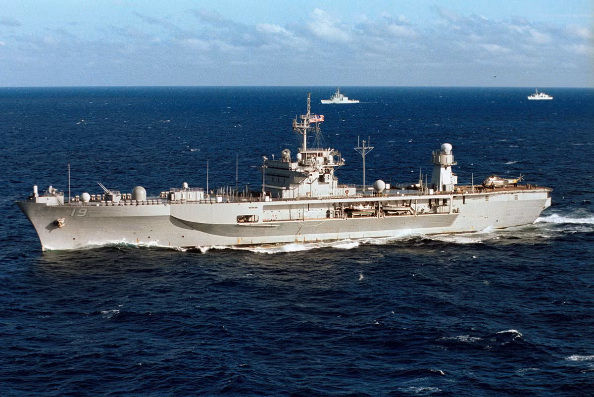 Cụ thể, kỳ hạm USS Blue Ridge đã rời Mỹ từ ngày 5/4/1972 và thực hiện tuần tra tra liên tục trên biển cho tới ngày 2/6 cùng năm - giai đoạn cuối cùng và cũng là giai đoạn ác liệt nhất của Mỹ ở chiến trường này. Nguồn ảnh: Pinterest.