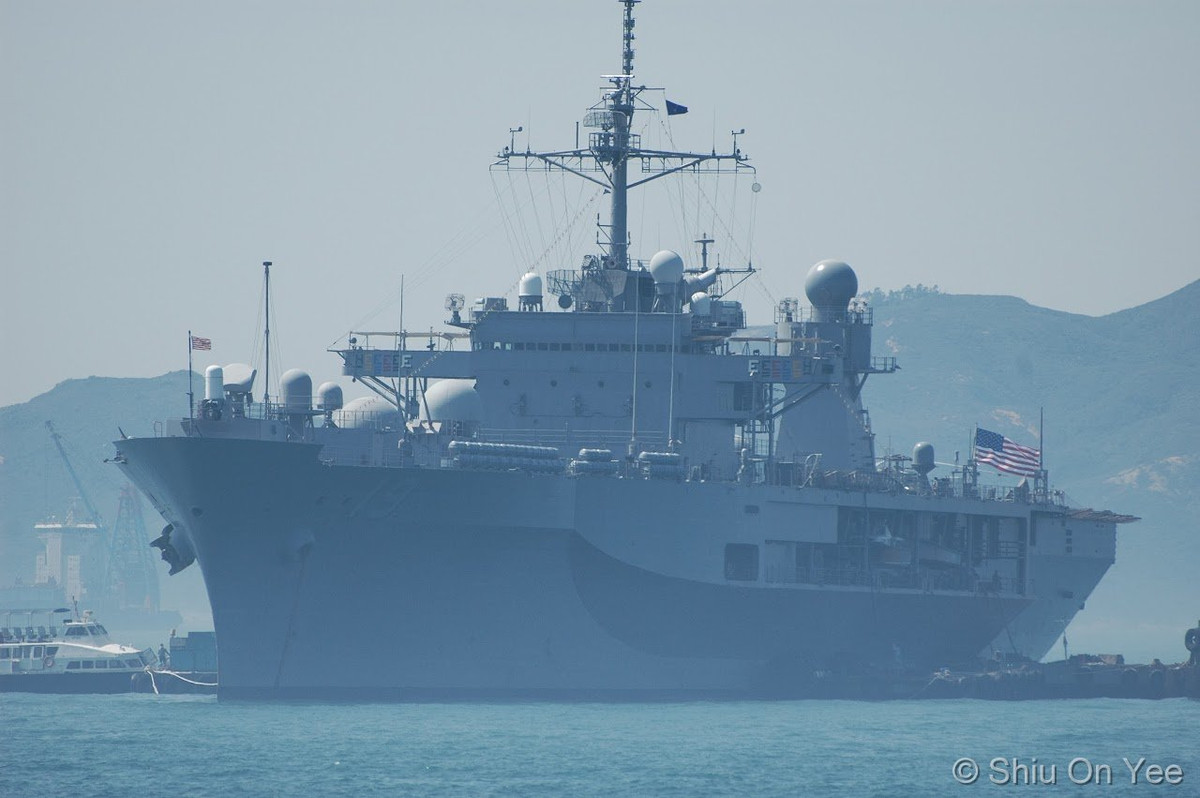 Vì có nhiệm vụ chính là tàu chỉ huy, USS Blue Ridge không được trang bị vũ khí quá hiện đại, tàu chỉ có hai khẩu pháo cao tốc Phalanx, 2 khẩu pháo 25mm Bushmaster cùng với khả năng mang theo được 2 trực thăng SH-60. Nguồn ảnh: Pinterest.