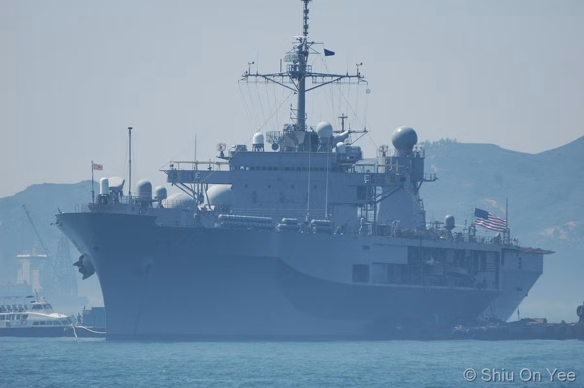 Vì có nhiệm vụ chính là tàu chỉ huy, USS Blue Ridge không được trang bị vũ khí quá hiện đại, tàu chỉ có hai khẩu pháo cao tốc Phalanx, 2 khẩu pháo 25mm Bushmaster cùng với khả năng mang theo được 2 trực thăng SH-60. Nguồn ảnh: Pinterest.