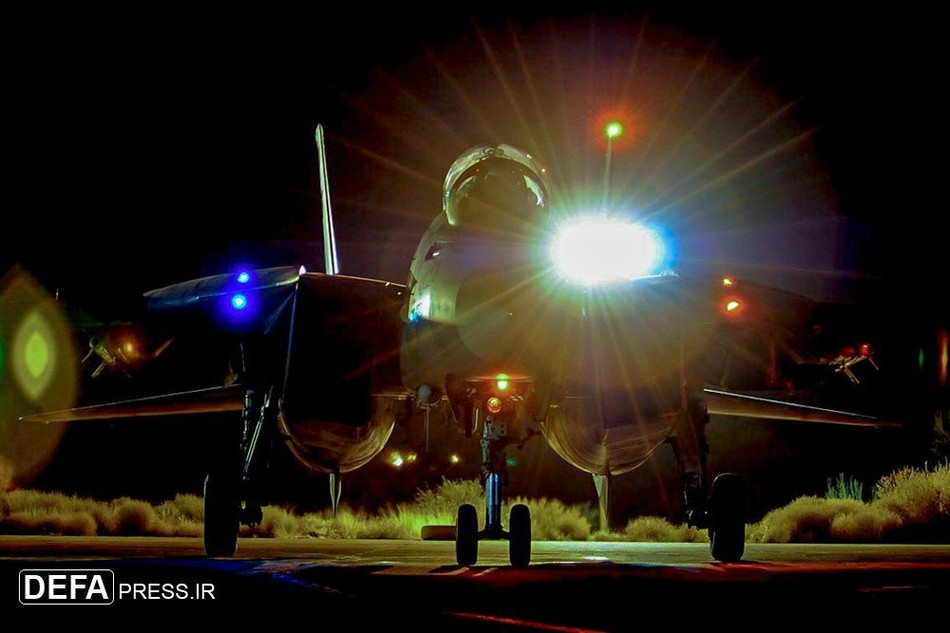 Mặc dù từ năm 1980 Iran đã bị Mỹ cấm vận, tuy nhiên quốc gia này vẫn bằng một cách nào đó tiếp tục nâng cấp, bảo dưỡng và sử dụng tiêm kích F-14 Tomcat trong biên chế, bất chấp việc loại máy bay này cần rất nhiều linh kiện thay thế. Nguồn ảnh: DEFA.