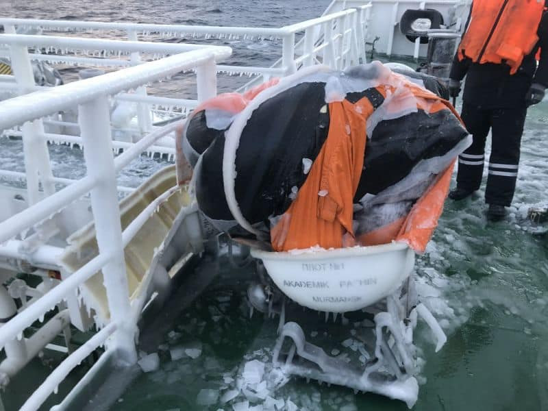 Cụ thể, tàu tiếp liệu Academic Pashin của Hải quân Nga chỉ vừa mới được nhập biên hồi tháng 1/2020 nhưng tới nay nhiều khu vực trên tàu đã có dấu hiệu của sự xuống cấp. Nguồn ảnh: Rumil.