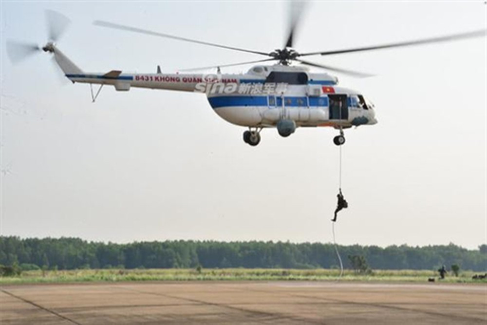 So với huấn luyện trên mô hình, việc đổ bộ từ trực thăng thật khó khăn hơn nhiều khi trực thăng sẽ đổ quân từ độ cao lớn, gió tạt ngang và gió tạt từ cánh quạt xuống khiến dây đổ bộ không được ổn định. Nguồn ảnh: Jetphoto.