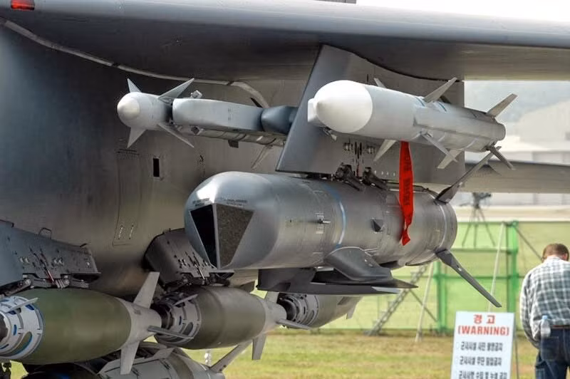 Trong hợp đồng này, đáng chú ý nhất là 650 tên lửa SLAM-ER hay còn có tên gọi khác là AGM-84H. Đây là loại tên lửa hành trình tầm xa phóng từ cơ cấu trên không. Nguồn ảnh: Pinterest.