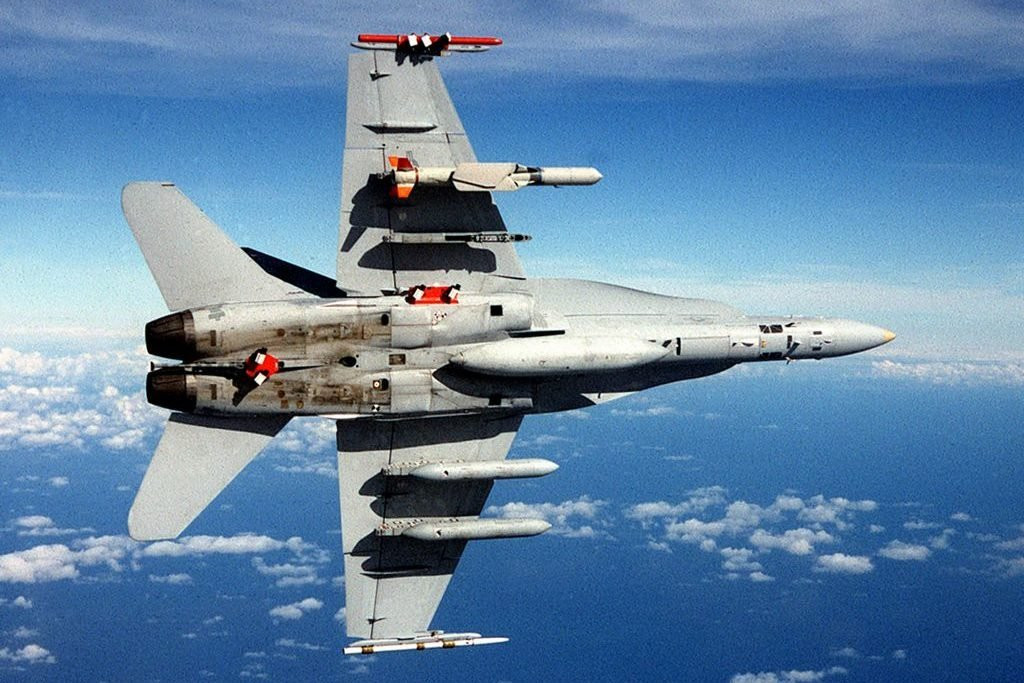 Hợp đồng này bao gồm hơn 1100 tên lửa các loại, trong đó có loại tên lửa SLAM-ER với số lượng 650 quả bán riêng cho Saudi Arabia và 467 tên lửa Harpoon được bán cho nhiều quốc gia khác. Nguồn ảnh: Pinterest.