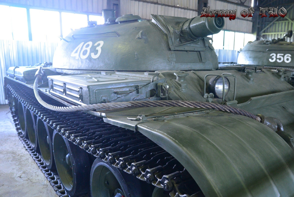 Đó là phiên bản xe tăng chủ lực T-54 cải biến do Liên Xô sản xuất thử nghiệm, loại xe tăng này sử dụng nòng ngắn có hình dáng rất "kỳ dị" và đây là nòng phun lửa chứ không phải nòng pháo. Nguồn ảnh: Armyofthor.