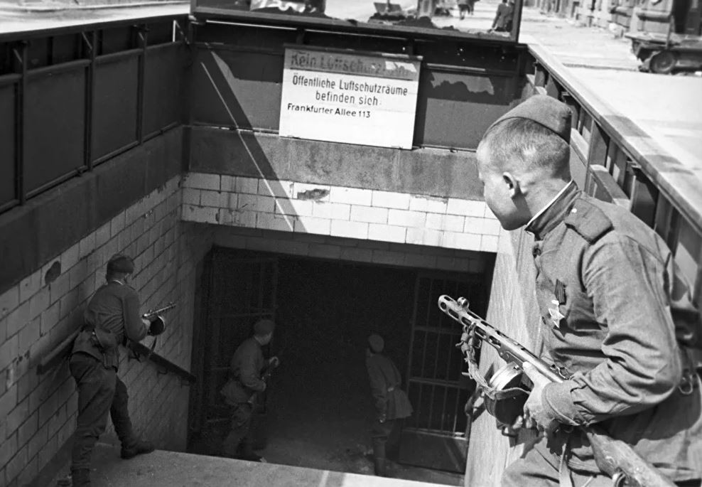 Tất nhiên, người Đức tử thủ không phải để tìm cách đánh bật quân đội Liên Xô ra khỏi lãnh thổ Đức, họ chỉ muốn câu giờ để được giải phóng bởi quân đội Mỹ. Nguồn ảnh: Sputnik.