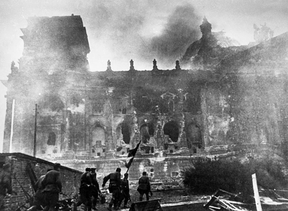 Kèm theo đó là thiệt hại về nhân mạng đông khủng khiếp, ước tính có tới 22.000 người dân thường vô tội ở Berlin bị kẹt giữa hai làn đạn đã phải bỏ mạng. Nguồn ảnh: Sputnik.