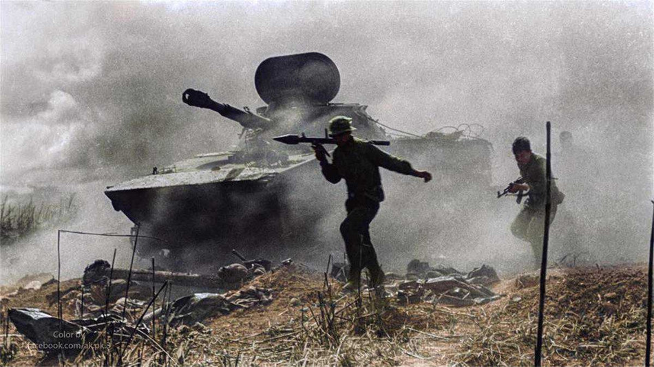 Quân giải phóng tiến công cùng xe tăng lội nước PT-76. Nguồn ảnh: TL/Phục chế: Minh Duong.