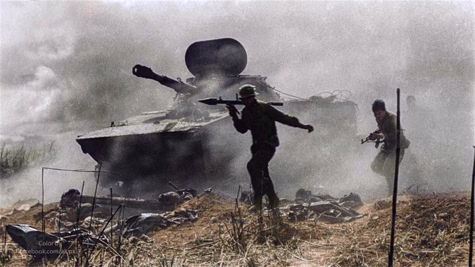 Quân giải phóng tiến công cùng xe tăng lội nước PT-76. Nguồn ảnh: TL/Phục chế: Minh Duong.