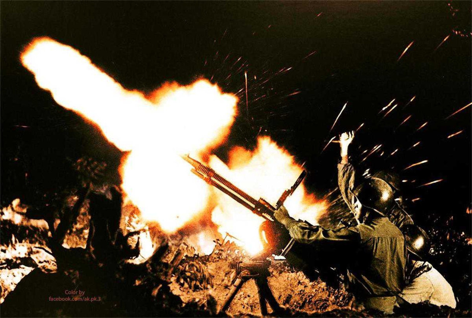 Hoả lực đại liên tham gia phòng không. Nguồn ảnh: TL/Phục chế: Minh Duong.