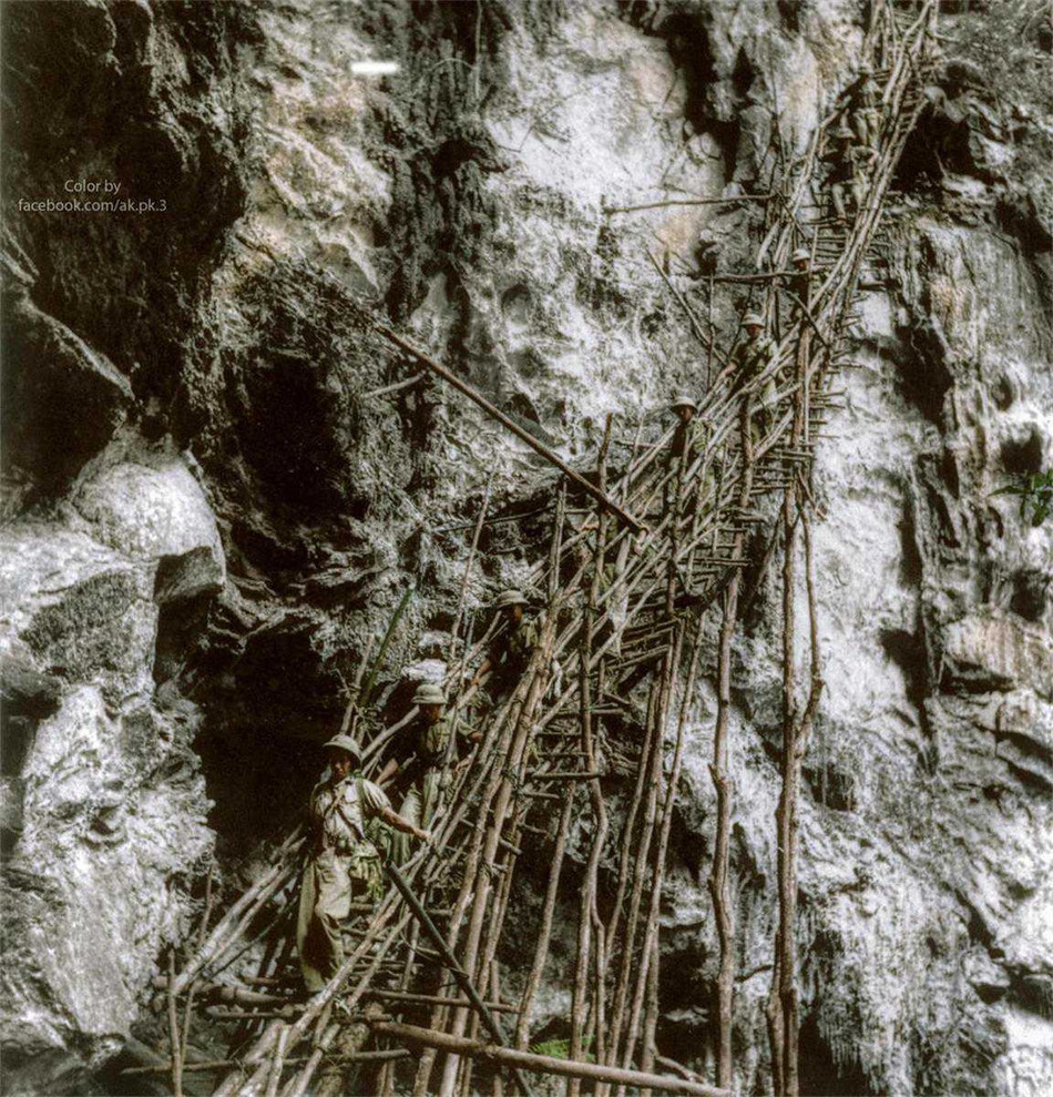 Một cung đường xuyên rừng Trường Sơn được xây dựng bằng những đôi tay trần. Nguồn ảnh: TL/Phục chế: Minh Duong.