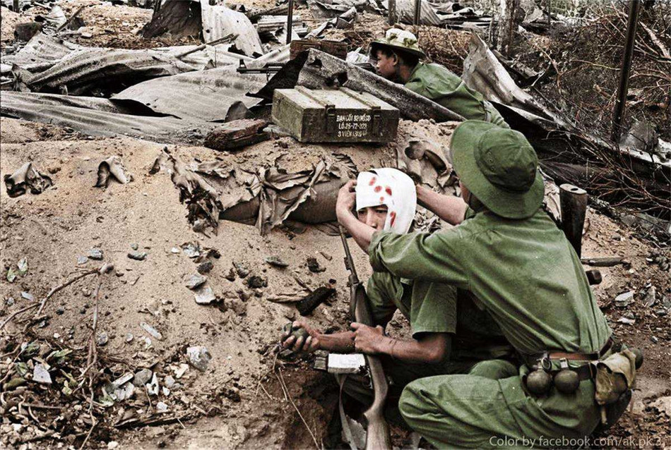 Thương binh bám trụ trên chiến hào, sử dụng chính vũ khí Mỹ để đánh Mỹ. Nguồn ảnh: TL/Phục chế: Minh Duong.