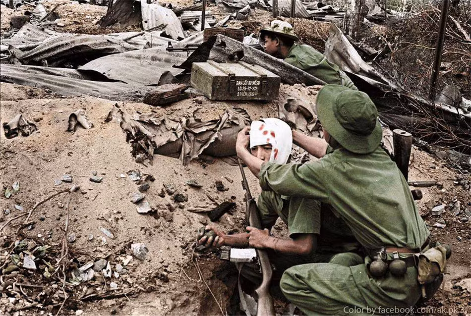 Thương binh bám trụ trên chiến hào, sử dụng chính vũ khí Mỹ để đánh Mỹ. Nguồn ảnh: TL/Phục chế: Minh Duong.