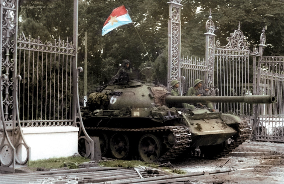 Khoảnh khắc lịch sử xe tăng T-54 của quân giải phóng tiến qua cổng Dinh Độc Lập, chính thức kết thúc cuộc chiến dài hơn 20 năm. Nguồn ảnh: TL/Phục chế: Minh Duong.