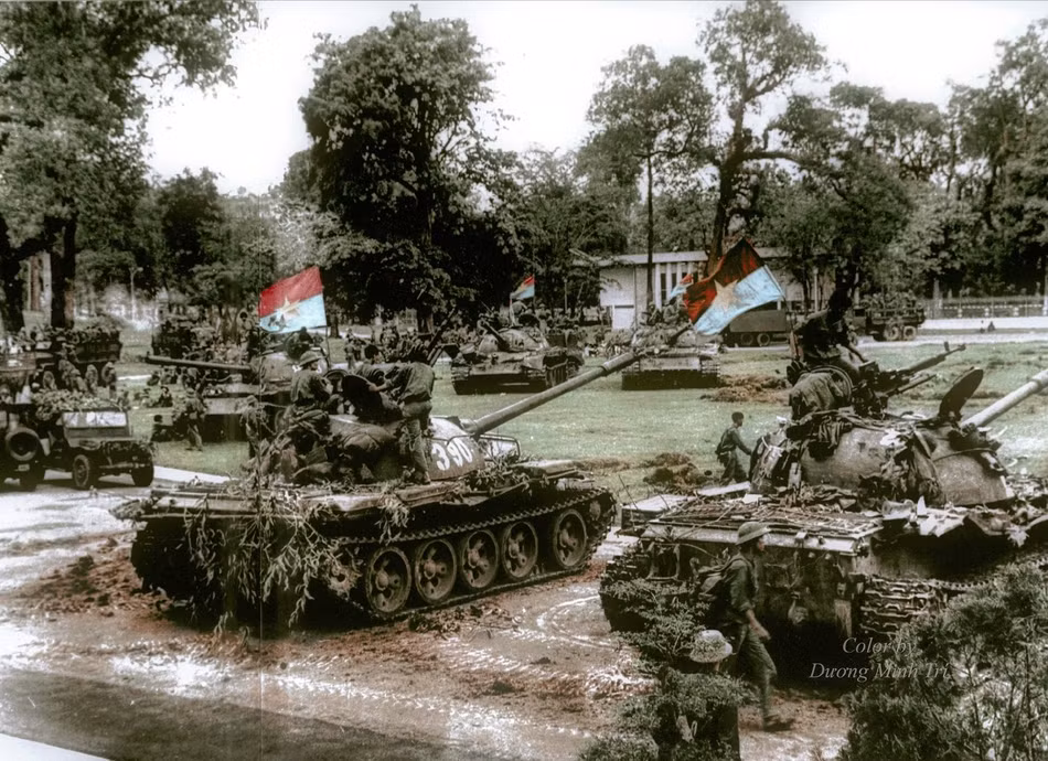 Còn ở Dinh Độc Lập, xe tăng, thiết giáp cùng bộ đội quân giải phóng tấp nập đổ về khiến Sài Gòn lần cuối cùng trong lịch sử chứng kiến cảnh... tắc xe tăng. Nguồn ảnh: TL/Phục chế: Minh Duong.