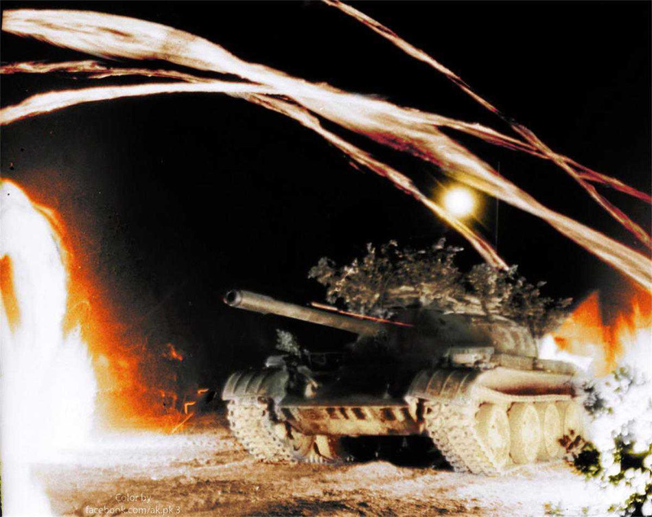 Bão lửa của đối phương dội về vị trí của một xe tăng T-54 của quân giải phóng. Nguồn ảnh: TL/Phục chế: Minh Duong.