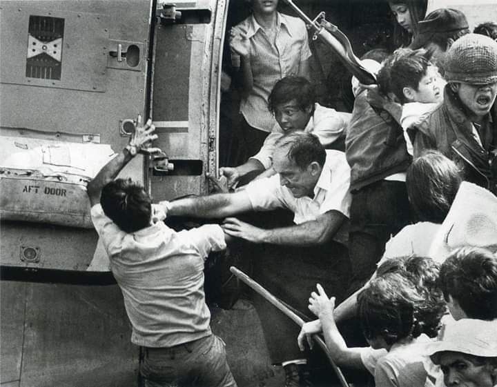 Hình ảnh lịch sử khi trực thăng Mỹ đến điểm hẹn để đón những điệp viên CIA được cài vào miền nam Việt Nam đi di tản. Nguồn ảnh: TL.