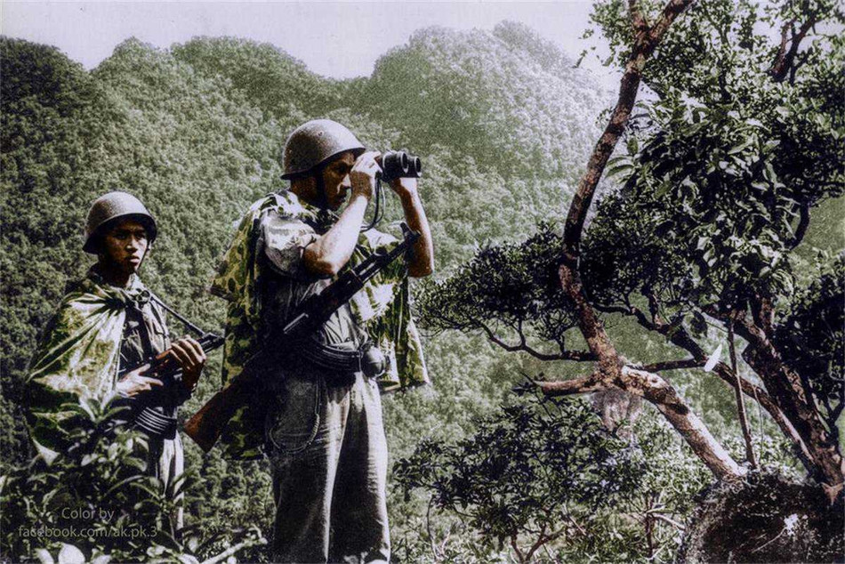 Lính trinh sát trên đường Trường Sơn được trang bị mũ sắt của Đông Đức. Nguồn ảnh: TL/Phục chế: Minh Duong.