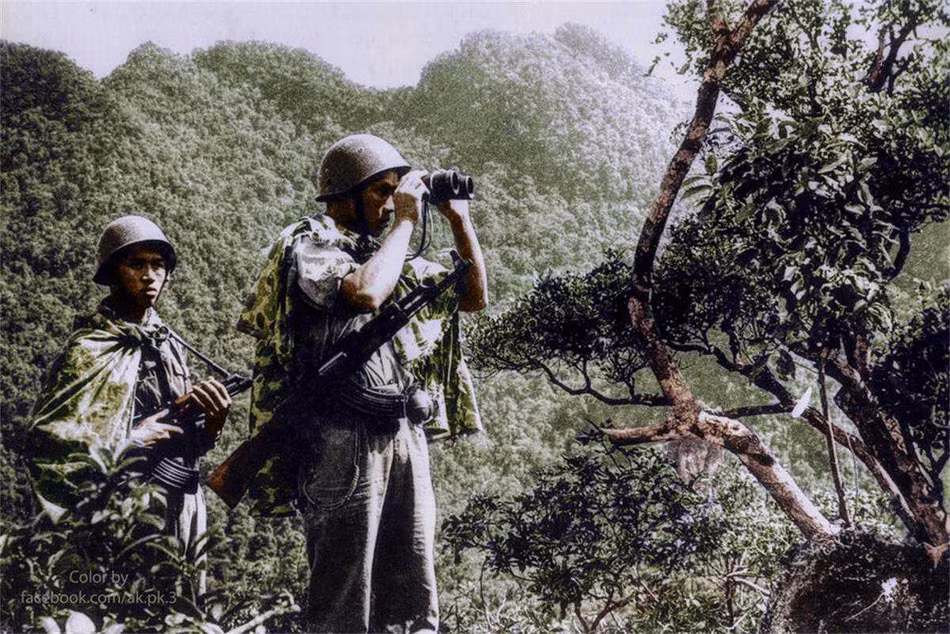 Lính trinh sát trên đường Trường Sơn được trang bị mũ sắt của Đông Đức. Nguồn ảnh: TL/Phục chế: Minh Duong.