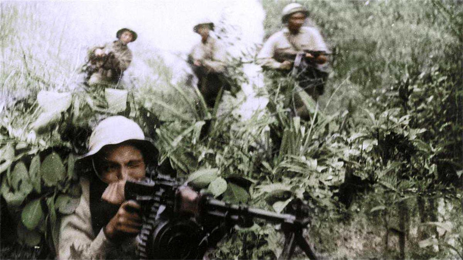 Những hình ảnh đen trắng đã quá quen thuộc với nhiều thế hệ nay được khoác lên lớp áo mới với màu sắc rực rỡ và đầy sống động. Nguồn ảnh: TL/Phục chế: Minh Duong.